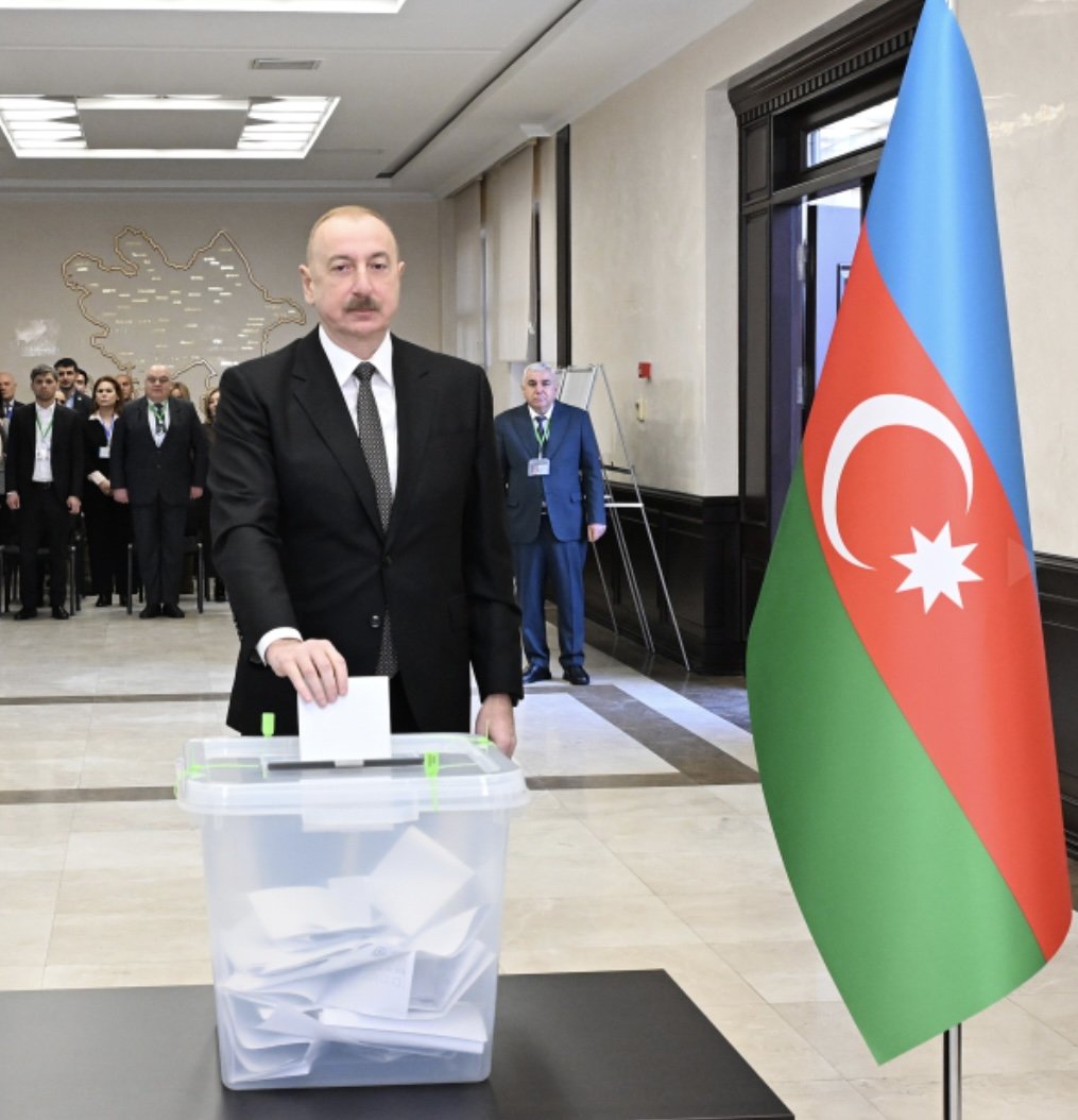 prezident ilham əliyev 1 saylı seçki məntəqəsində səs verib