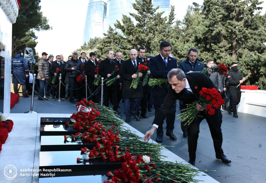 xarici işlər nazirliyinin rəhbər heyəti şəhidlər xiyabanını ziyarət edib