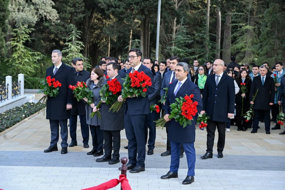 gənclər və idman nazirliyinin kollektivi fəxri xiyabanı ziyarət edib