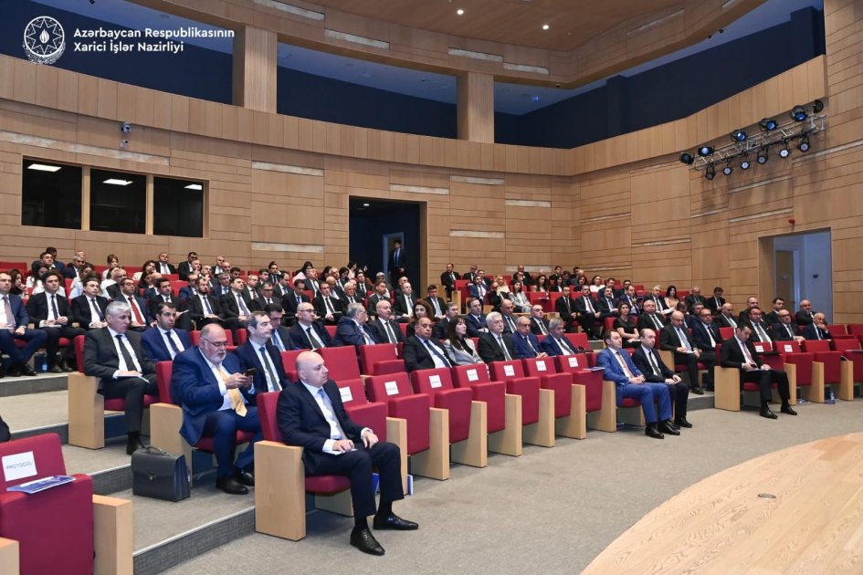 "dəyişən dünya düzənində xarici siyasət və çoxtərəfli diplomatiya” mövzusunda panel müzakirəsi təşkil edilib
