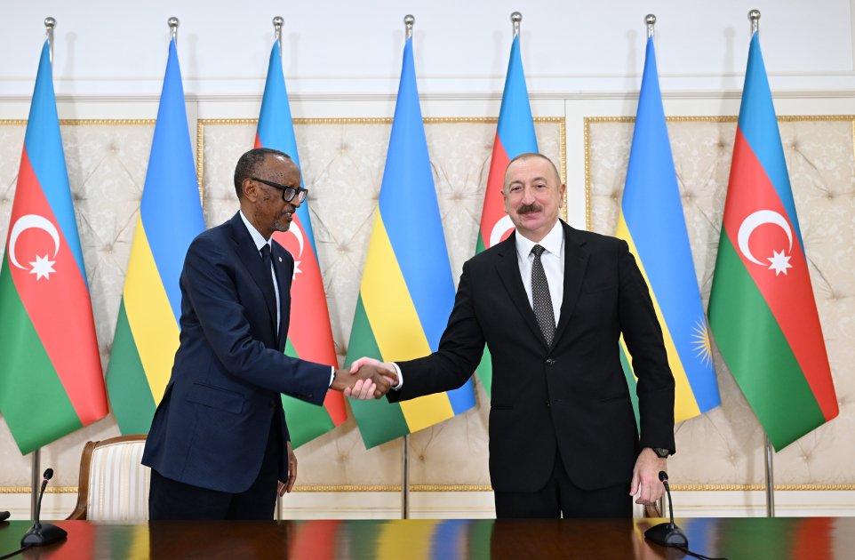 azərbaycan respublikası ilə ruanda arasında imzalanmış sənədlər mübadilə olunub, sonra prezidentlər mətbuata bəyanatlarla çıxış ediblər 