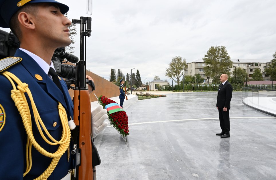 prezident ilham əliyev anım günü ilə əlaqədar vətən müharibəsi şəhidlərinin xatirəsini bir dəqiqəlik sükutla yad edib