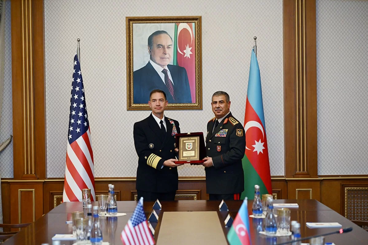 azərbaycan müdafiə naziri abş mərkəzi komandanlığının komandanı ilə görüşüb