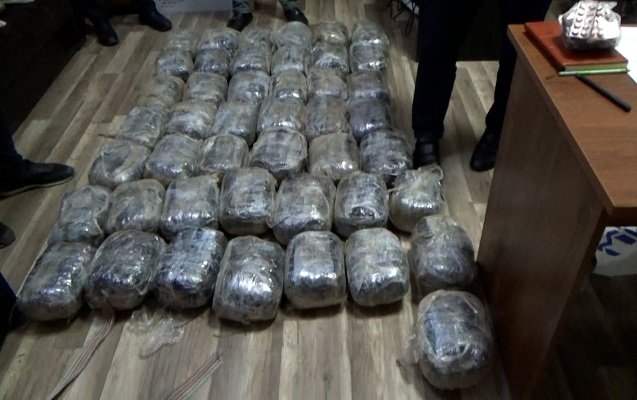 bakıda polisin saxladığı maşından 10 kq narkotik tapıldı