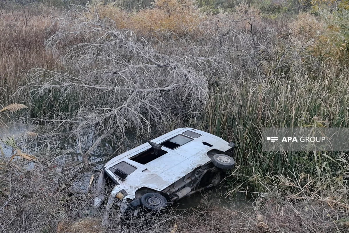 şəmkirdə mikroavtobus su kanalına aşıb - xəsarət alanlar var