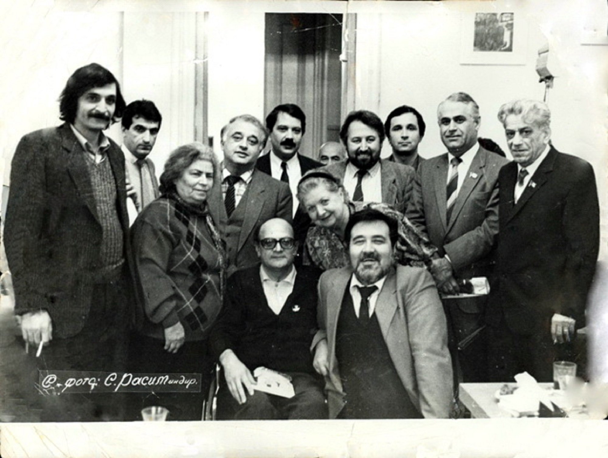 vəfatından sonra bu tarixi foto yenidən gündəm oldu...