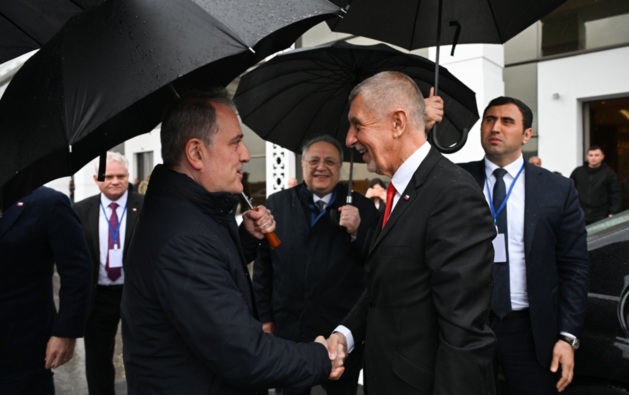 ceyhun bayramov andrey babişi yola saldı - fotolar