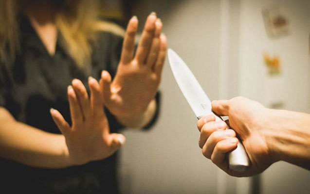 bakıda ər-arvad bıçaqlandı - 18 yaşlı övladları tutuldu