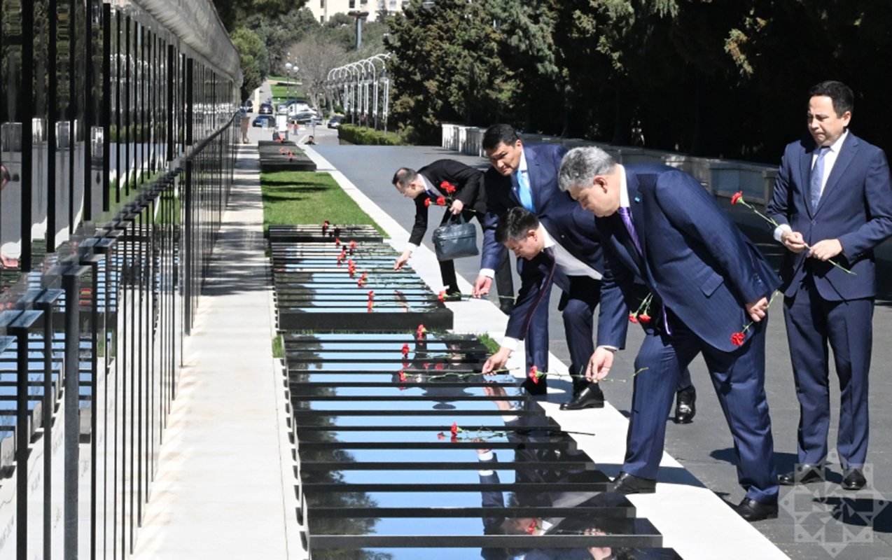qazaxıstan nümayəndə heyəti şəhidlər xiyabanını və zəfər parkını ziyarət etdi - fotolar