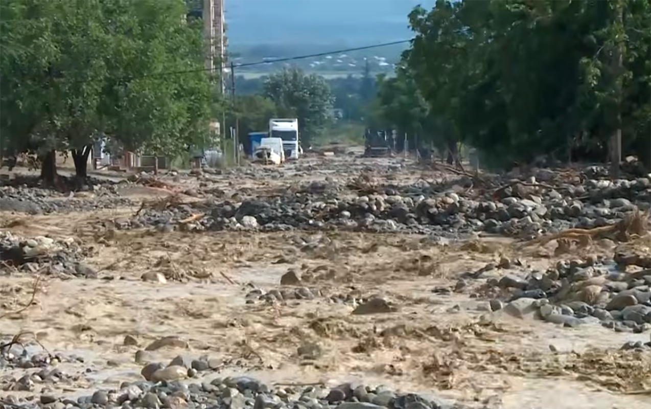 Gürcüstanda sel fəlakəti - Telavi su altında qaldı+Video