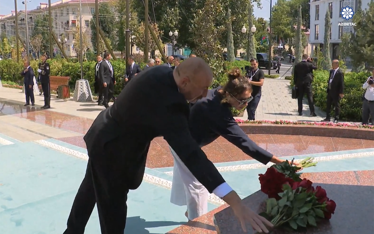 Prezidentlə xanımı Ümummilli Liderin barelyefi önünə gül dəstələri qoydular
