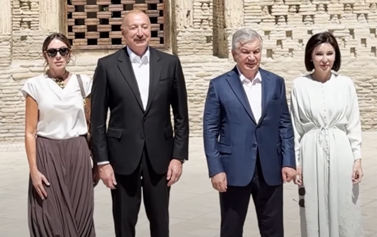 Prezidentlər xanımları ilə Buxaranı gəzdilər - Video - Yenilənib