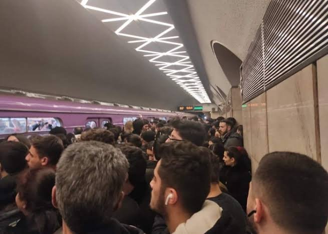 Bakı metrosunda problem - Stansiyalarda izdiham yaranıb - Yenilənib